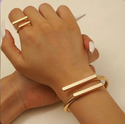 Χρυσό Βραχιόλι Cuff με Μπάρες