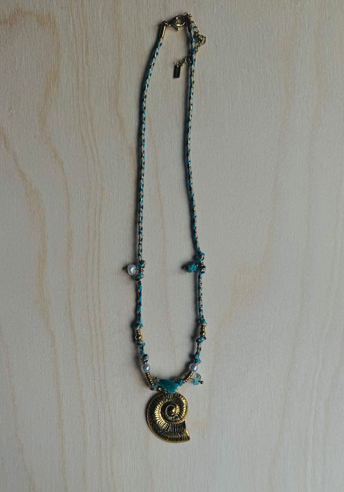 Κολιέ Boho με Πλεκτό Γαλάζιο Κορδόνι & Μενταγιόν Κοχύλι