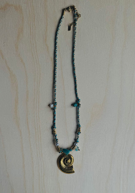 Κολιέ Boho με Πλεκτό Γαλάζιο Κορδόνι & Μενταγιόν Κοχύλι