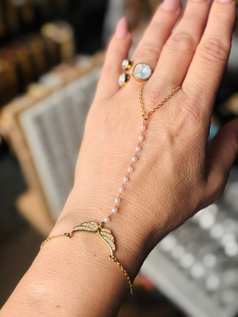 Χρυσό Hand Chain με Μαργαριτάρια και Φτερά Αγγέλου