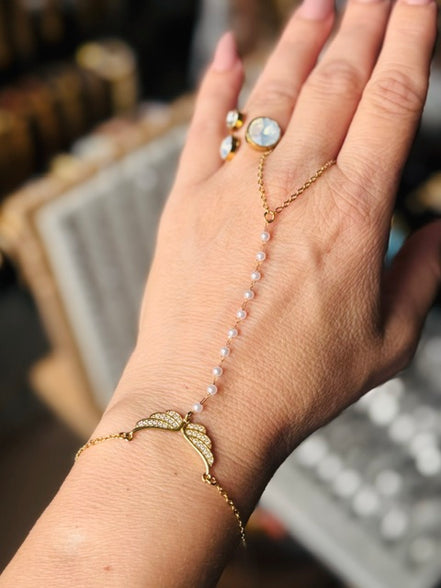 Χρυσό Hand Chain με Μαργαριτάρια και Φτερά Αγγέλου