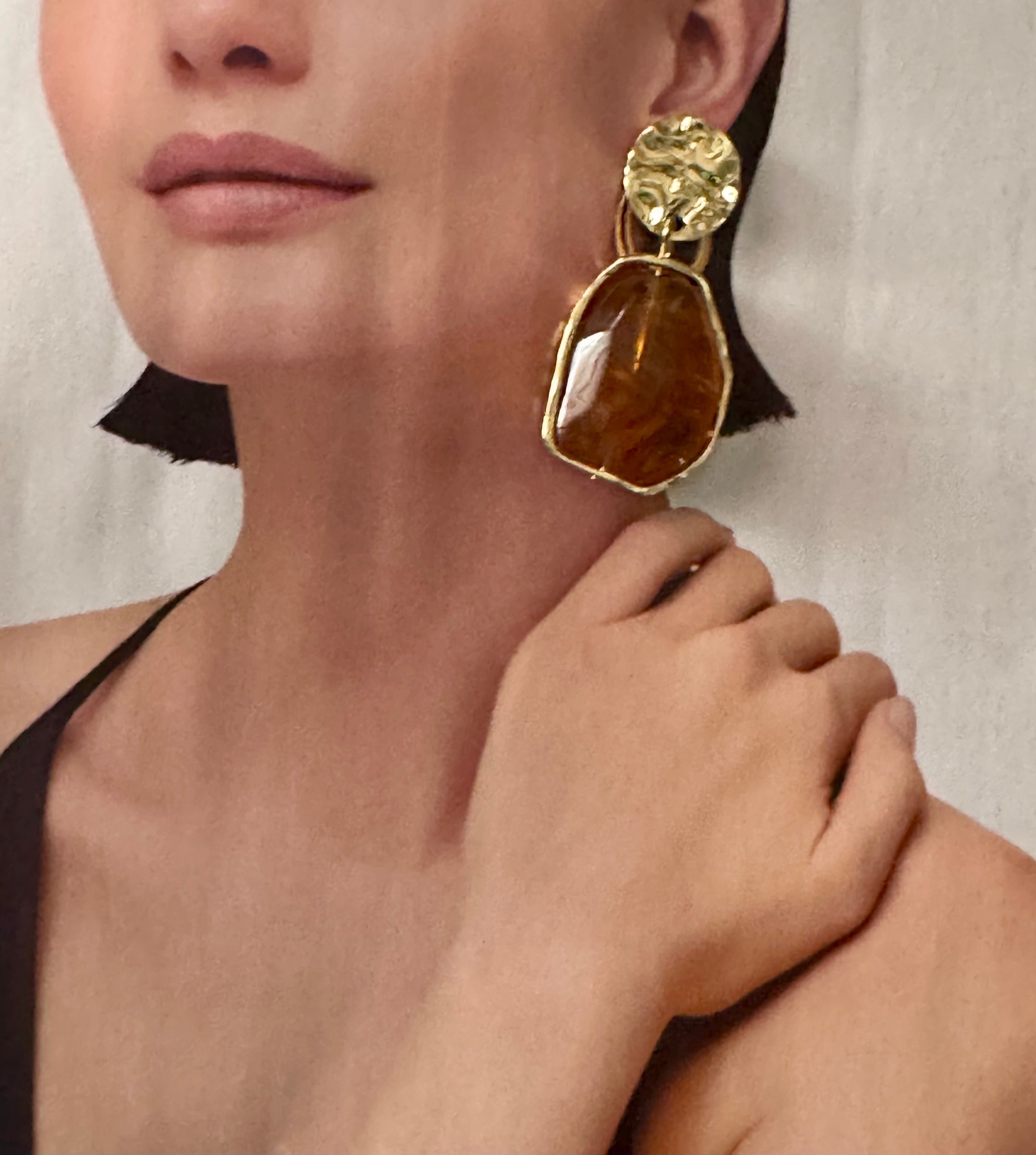 Σκουλαρίκια Amber Stone με Hammered Κουμπί